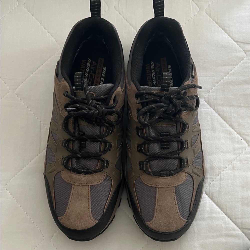 Skechers Men's Black and Tan Athletic Shoes
